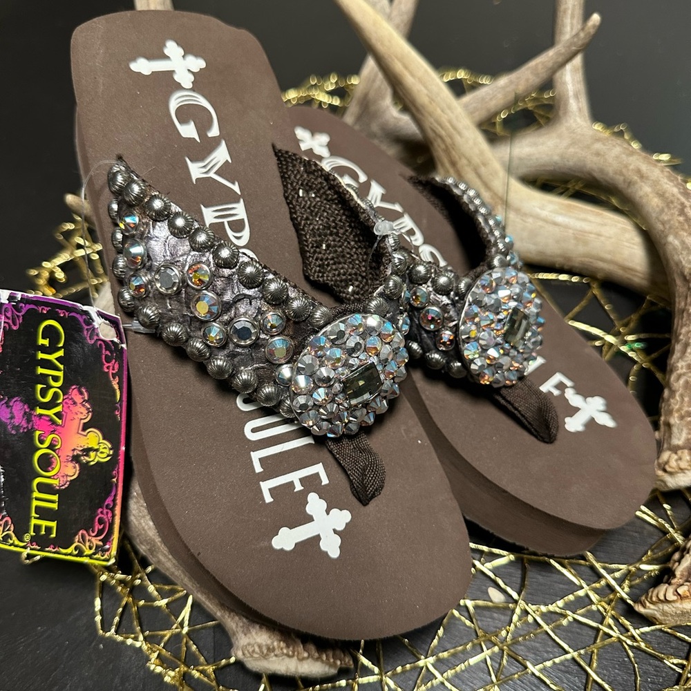 GYPSY SOULE Swarovski crystal flip flops size 6 NWT
